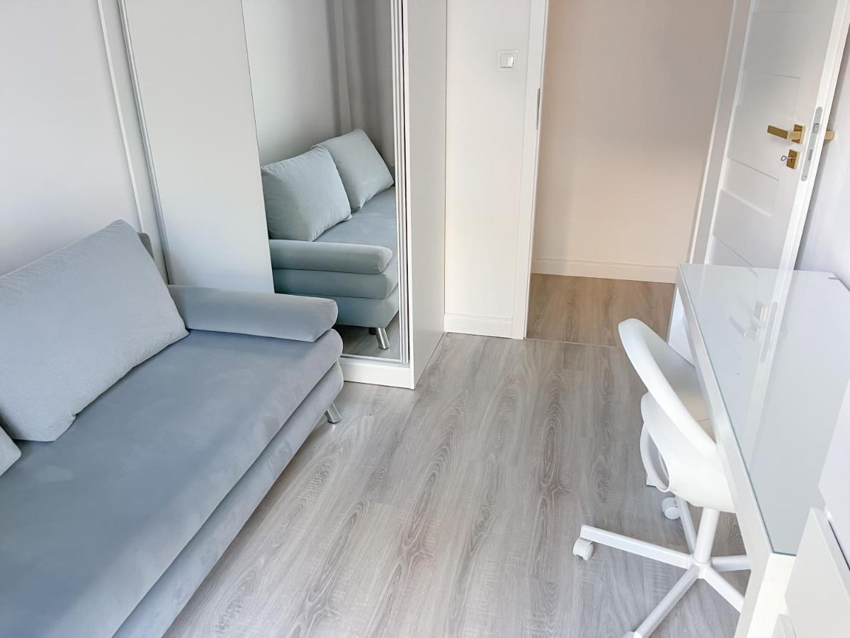 Metro, Apartament 3 Pokoje Z Ogrodkiem 80m2 * Warschau