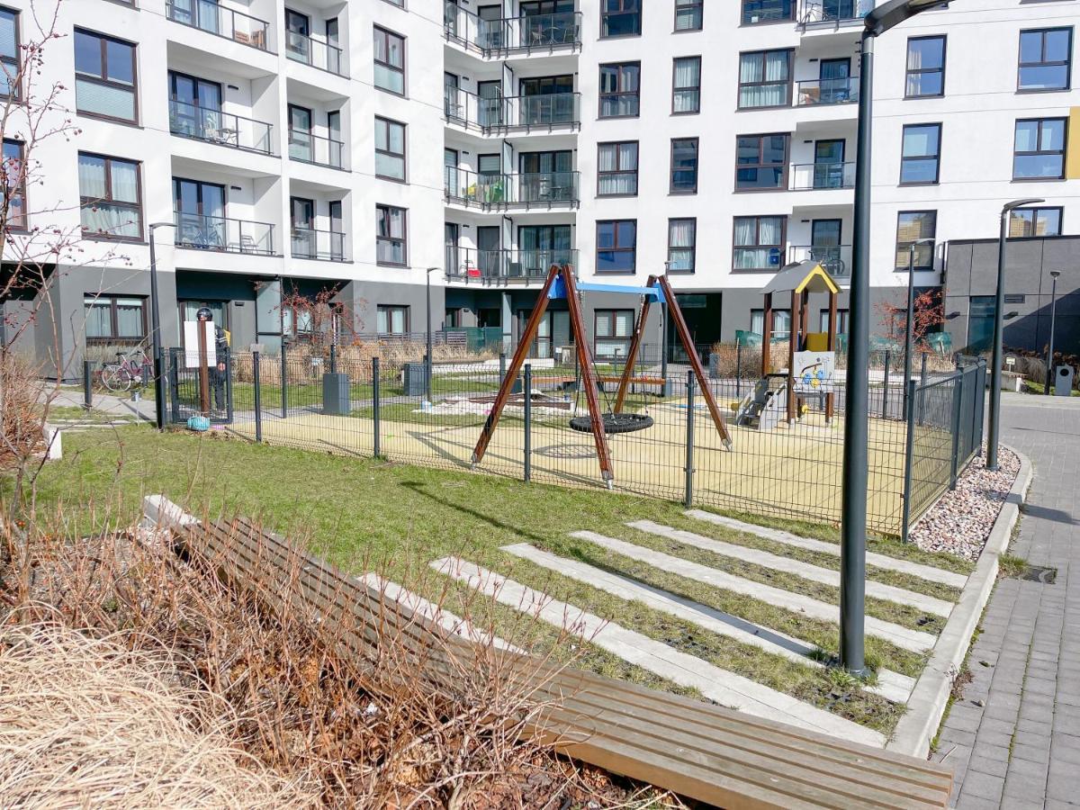 Metro, Apartament 3 Pokoje Z Ogrodkiem 80m2 * Warschau